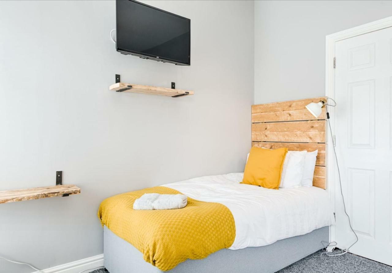 Wow, What A Space, Check Out! Apartment